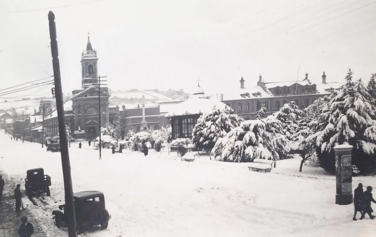 Plaza Muñoz Gamero nevada en 1918 — Plaza Muñoz Gamero — 1918 | Chile de Ayer