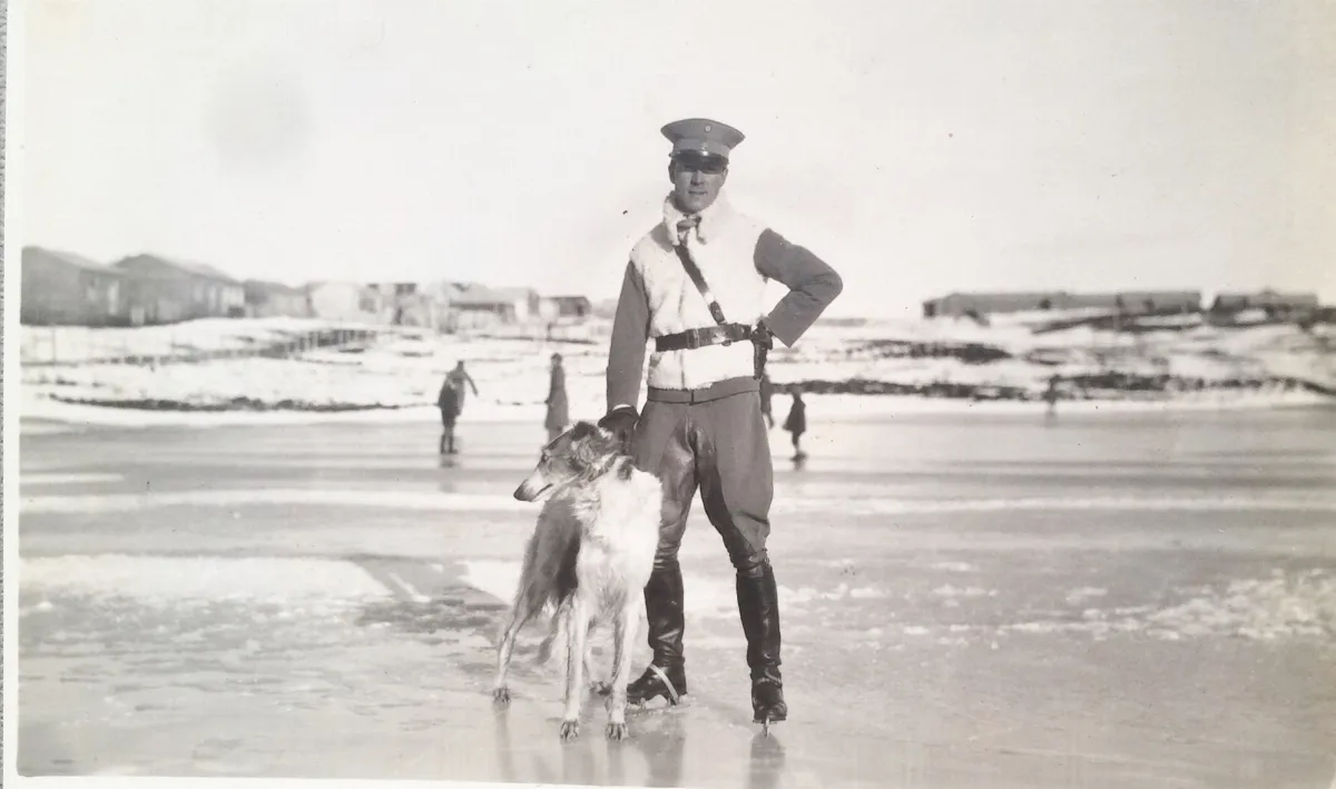 Capitán con su perro en Punta Arenas, 1918 — Punta Arenas — 1918 | Chile de Ayer