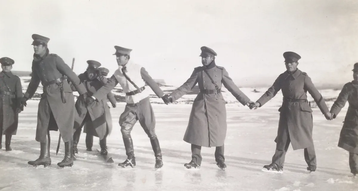 Soldados Punta Arenas en 1918 — Muelle Loreto — 1918 | Chile de Ayer