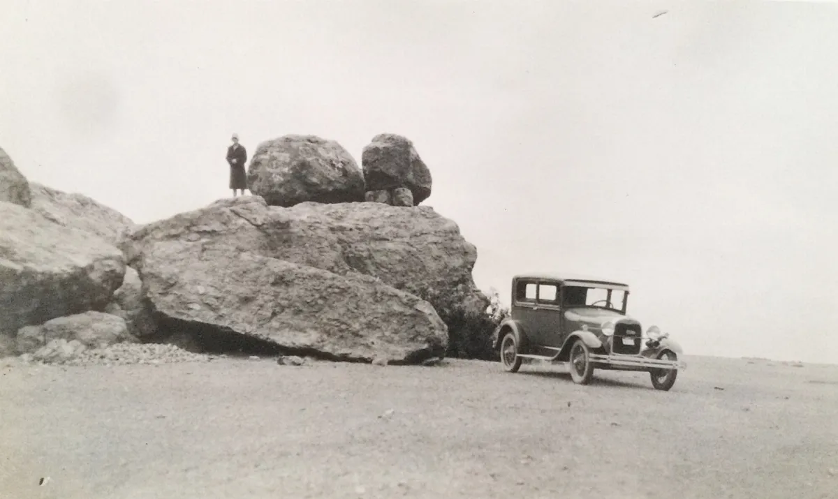 Automóvil en Meseta Jahuel, 1918 — Meseta Jahuel — 1918 | Chile de Ayer