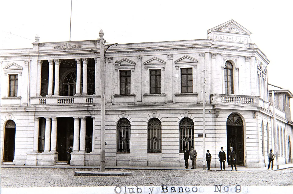 Club y Banco de Curicó en los años 20s — Banco de Curicó — 1920 | Chile de Ayer
