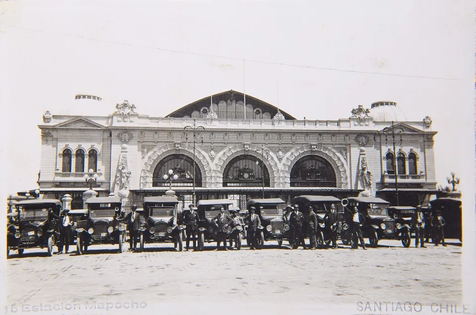 Taxis frente a la Estación Mapocho circa. 1913 — Estación Mapocho — 1913 | Chile de Ayer