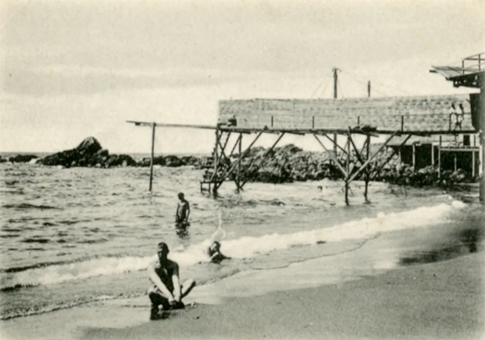 Bahía de las Torpederas, Valparaíso, 1910 — Playa Las Torpederas — 1910 | Chile de Ayer