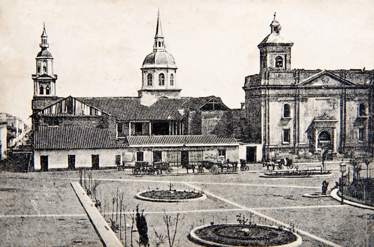 Plaza de Armas, vista de las torres de la Compañía, 1860 — Plaza de Armas de Santiago — 1860 | Chile de Ayer