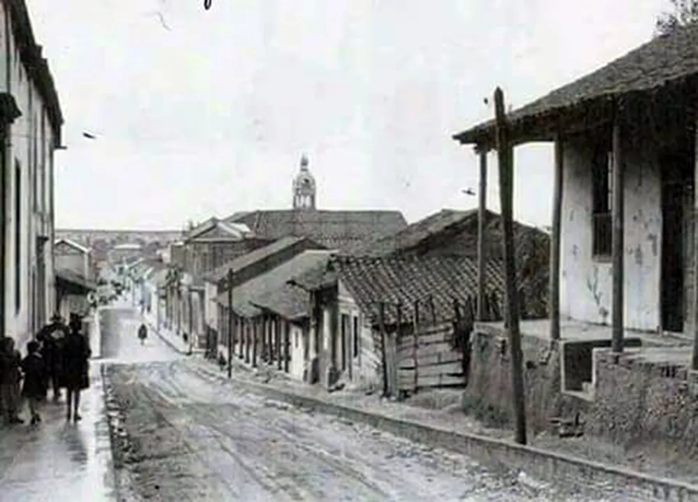 Vista a la ciudad en 1920 — Calle Antonio Varas — 1920 | Chile de Ayer