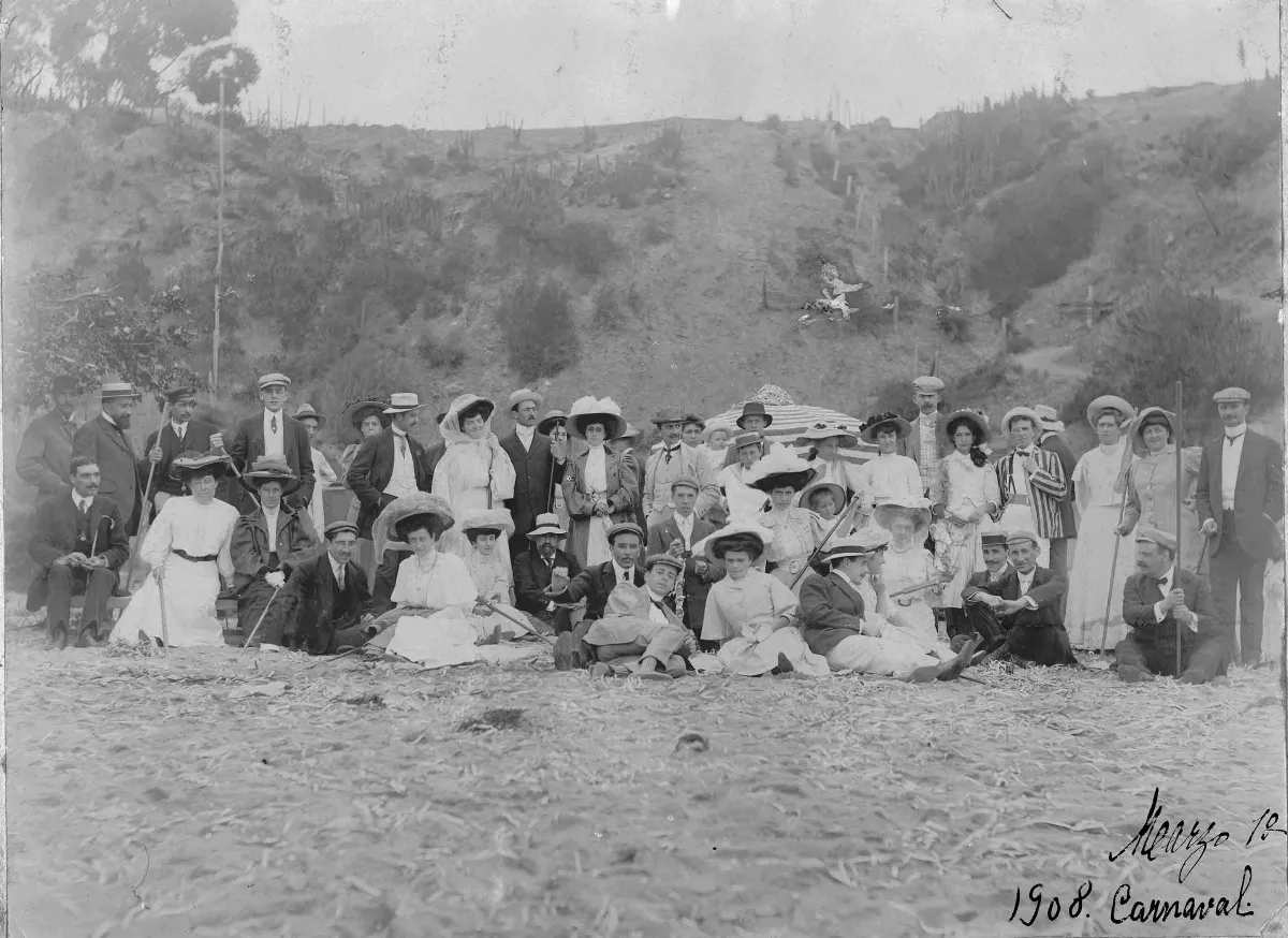 Carnaval en la Playa de Zapallar en 1908 — Playa de Zapallar — 1908 | Chile de Ayer