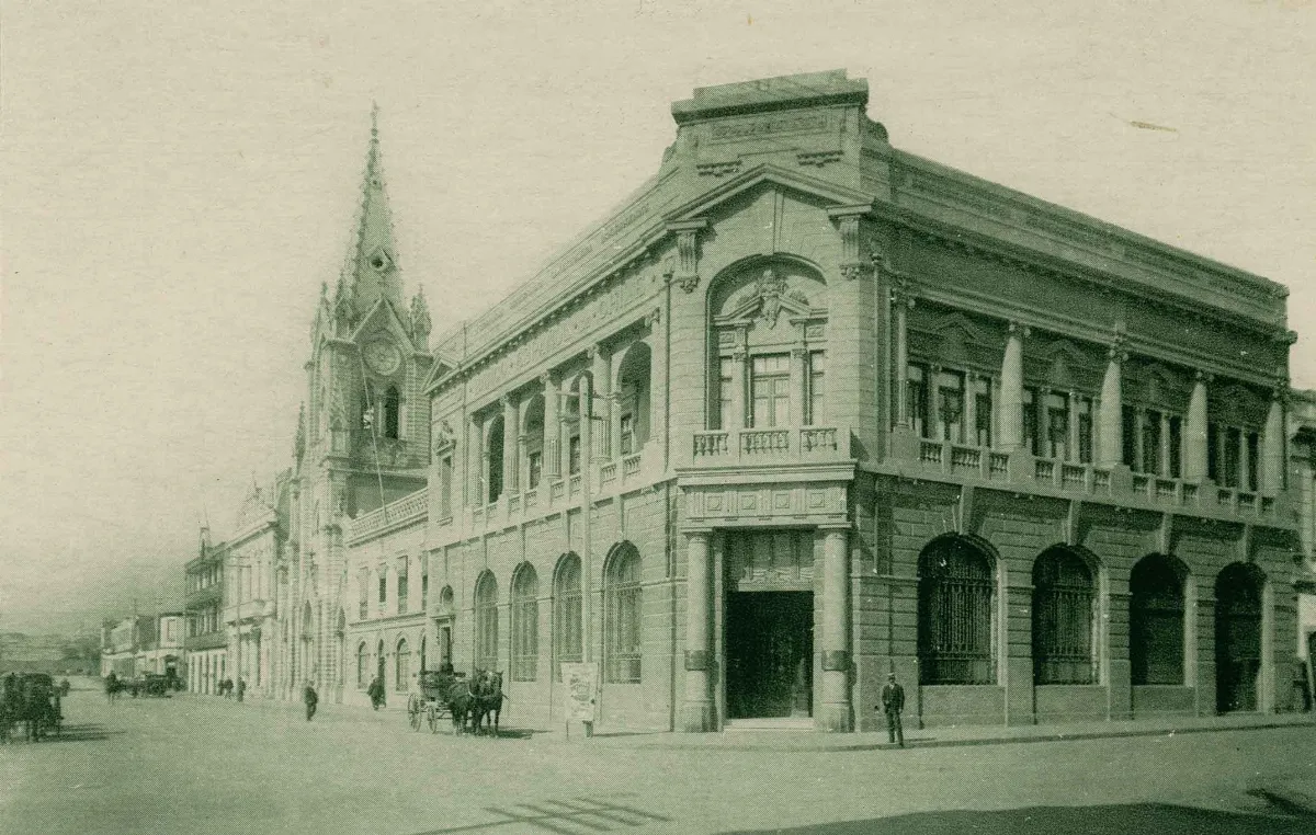 Banco Español e Iglesia de Antofagasta, ca. 1910 — 1910 | Chile de Ayer