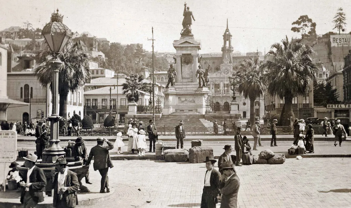Monumento a Prat en 1922 — Plaza Sotomayor — 1922 | Chile de Ayer