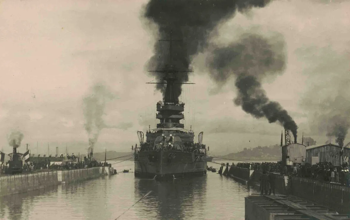 El acorazado "Almirante Latorre, cruzando el Canal de Panamá — 1920 | Chile de Ayer