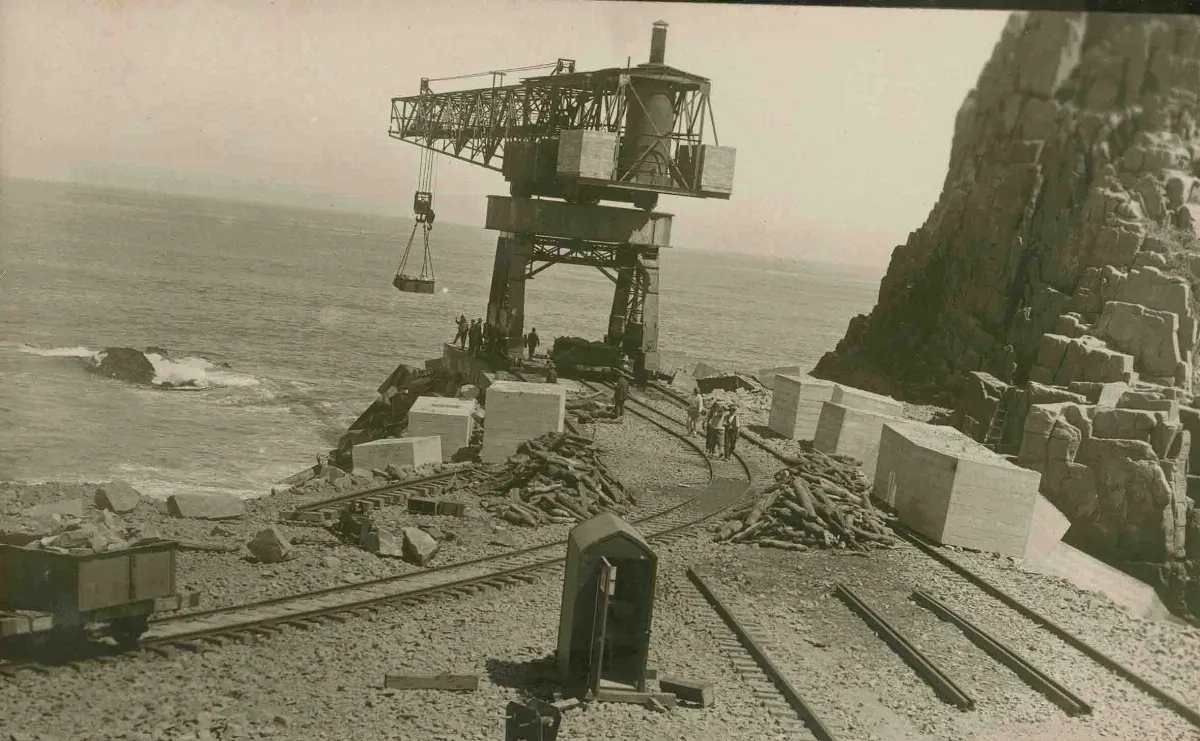 Gruas Muelle de Constitución ca. 1920 — 1920 | Chile de Ayer