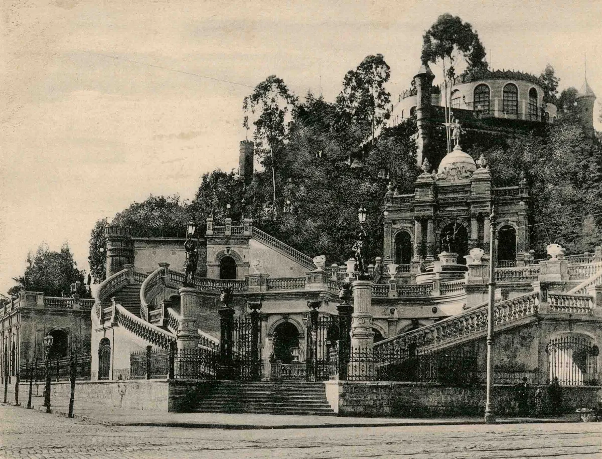 Acceso del Cerro Santa Lucía en 1903 — Cerro Santa Lucía — 1903 | Chile de Ayer