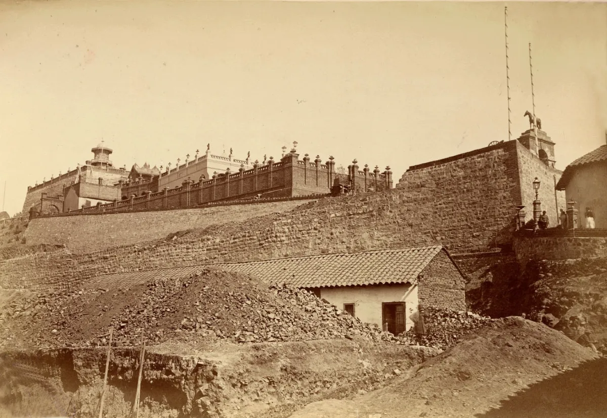 Vista desde el Oriente, Cerro Santa Lucía, 1874 — 1874 | Chile de Ayer