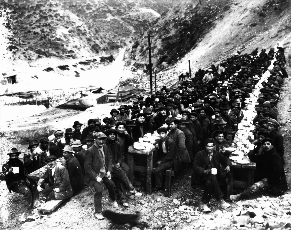 Hora de almuerzo en Sewell, ca 1920 — Sewell — 1920 | Chile de Ayer