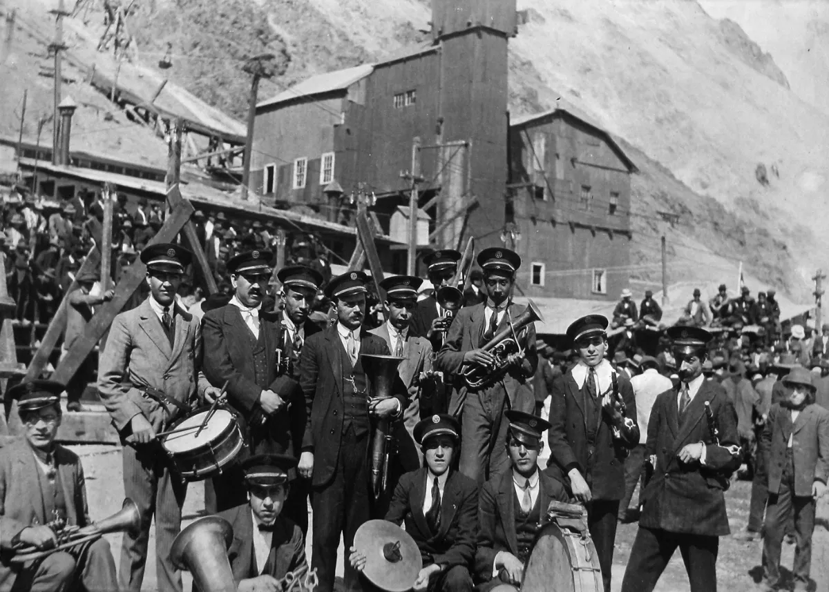 Músicos en Sewell, ca 1920 — Sewell — 1920 | Chile de Ayer