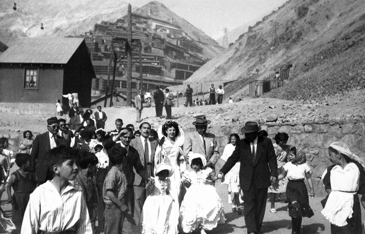 Matrimonio en Sewell, ca 1920 — Sewell — 1920 | Chile de Ayer