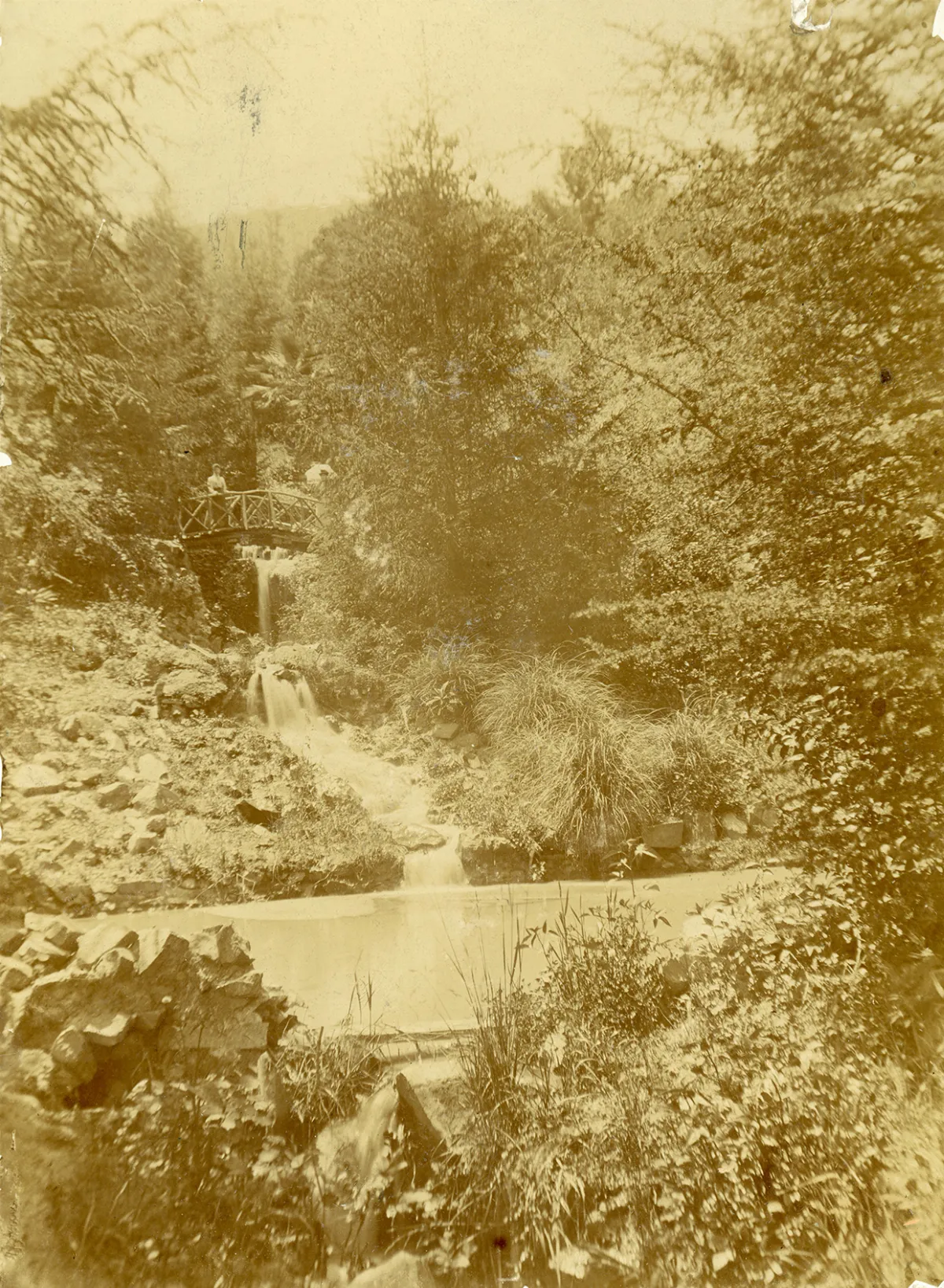 Río con cascada, ca. 1900 — 1900 | Chile de Ayer