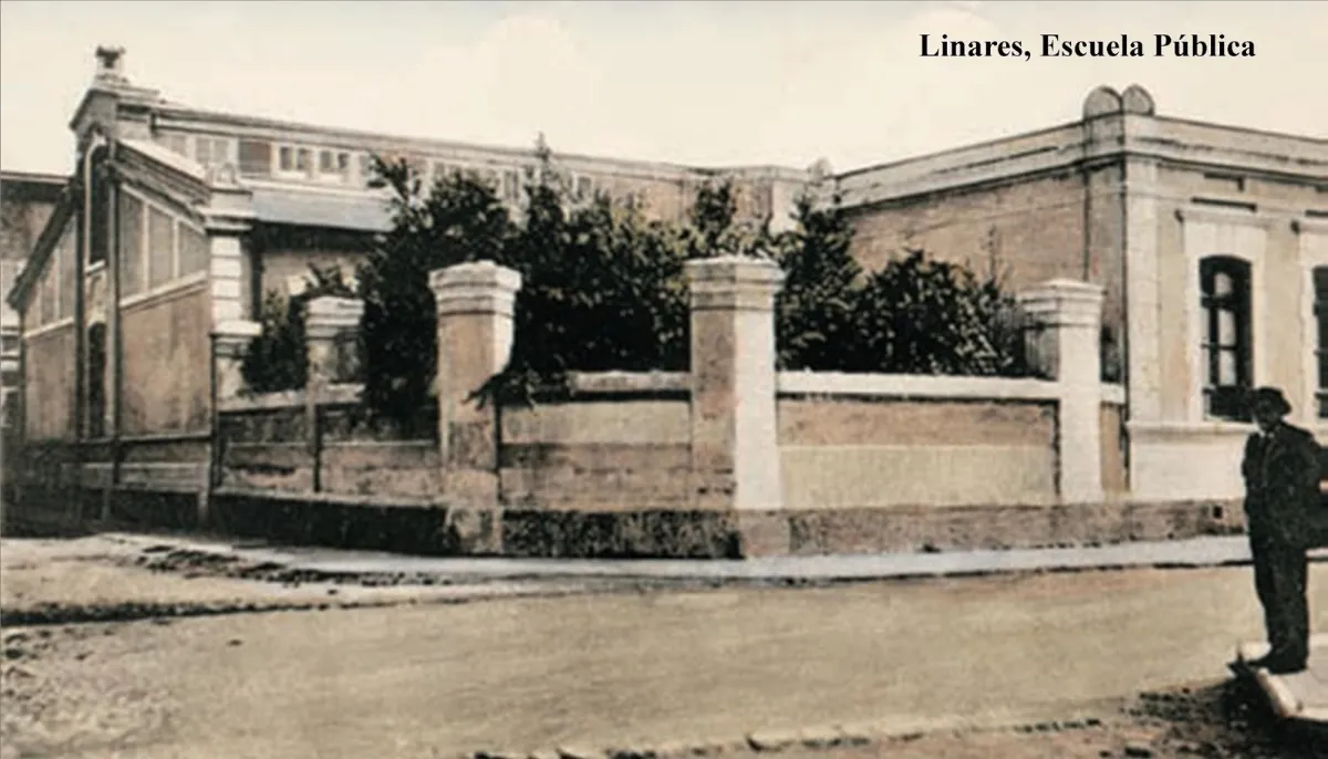 Escuela de niñas de Linares en 1920 — Calle Independencia con Yumbel — 1920 | Chile de Ayer
