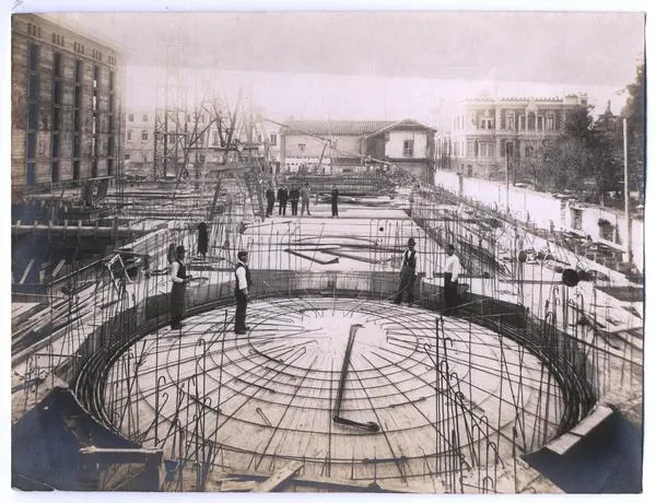 Construcción de la rotonda del Museo Histórico Nacional, 1920 — Cerro Santa Lucía — 1920 | Chile de Ayer