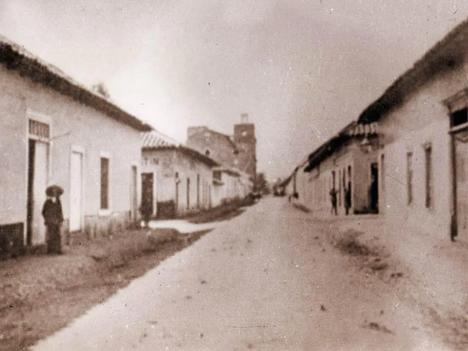 Calle Independencia desde San Martín, 1890 — Calle Independencia con San Martín — 1890 | Chile de Ayer