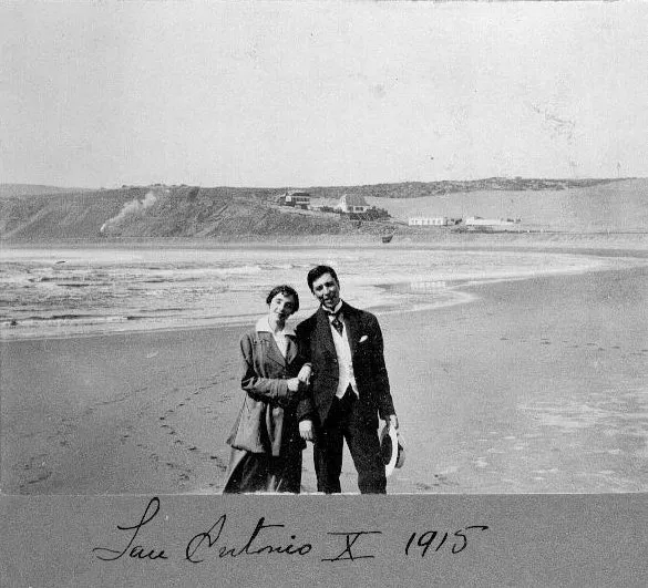 Pareja frente a San Antonio, 1915 — 1915 | Chile de Ayer