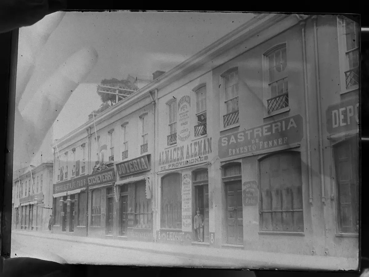 Almacenes calle Esmeralda de Valparaíso en 1890 — 1890 | Chile de Ayer