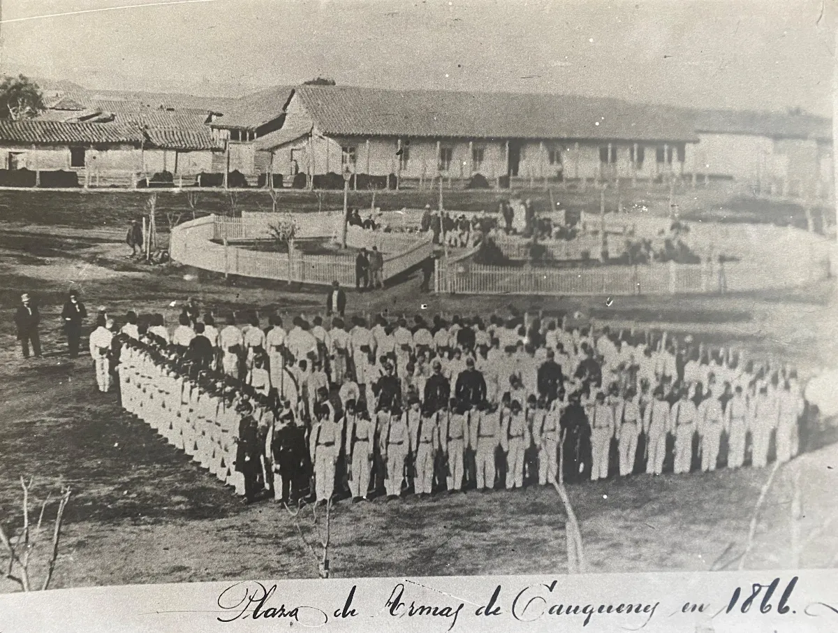 Formación militar en 1866 — Liceo de Hombres de Cauquenes — 1866 | Chile de Ayer