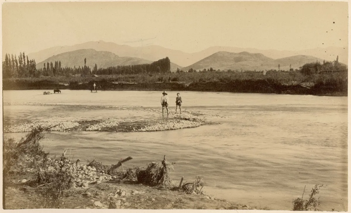 Personas en un río, zona central, 1888 — Limache — 1888 | Chile de Ayer