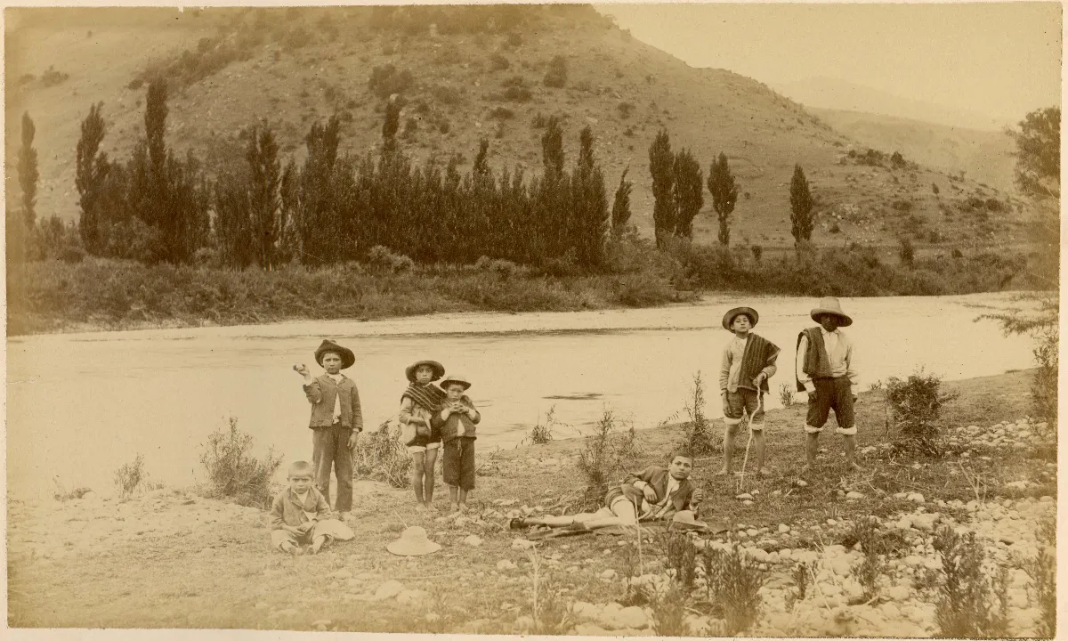 Niños a orillas de un río, zona central, 1888 — Limache — 1888 | Chile de Ayer
