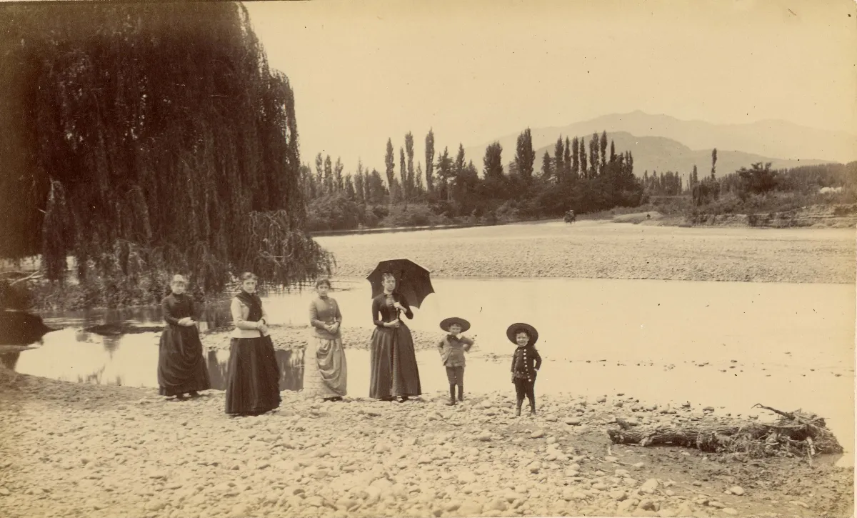 Mujeres y niños a la orilla de un río, 1888 — Limache — 1888 | Chile de Ayer