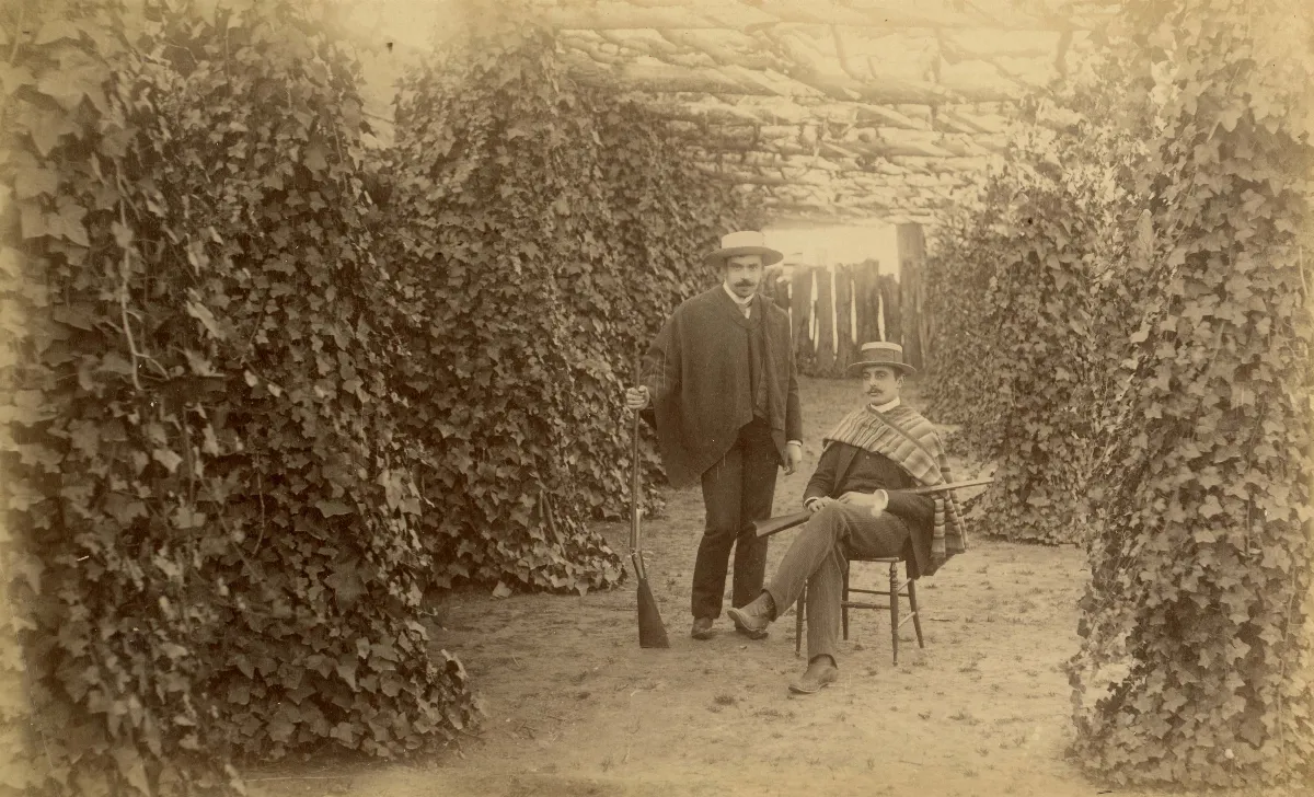 Dos hombres con armas, zona central, 1888 — Cercanías de Limache — 1888 | Chile de Ayer