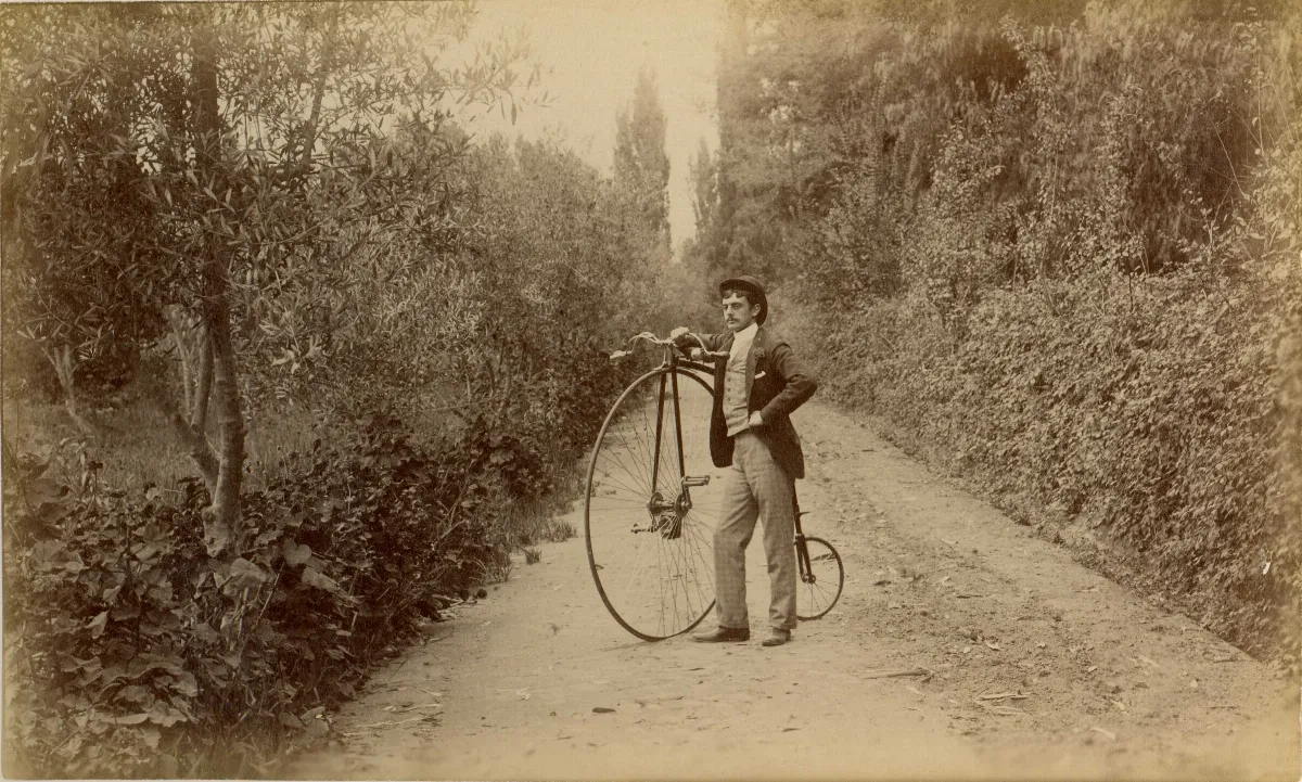 Hombre junto a una bicicleta, 1888 — Cercanías de Limache — 1888 | Chile de Ayer