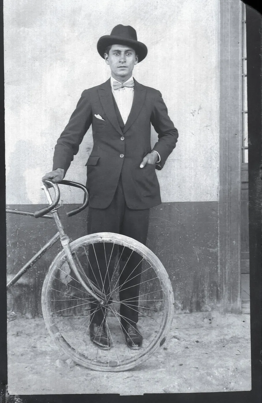 Hombre posando con bicicleta en 1928 — 1928 | Chile de Ayer