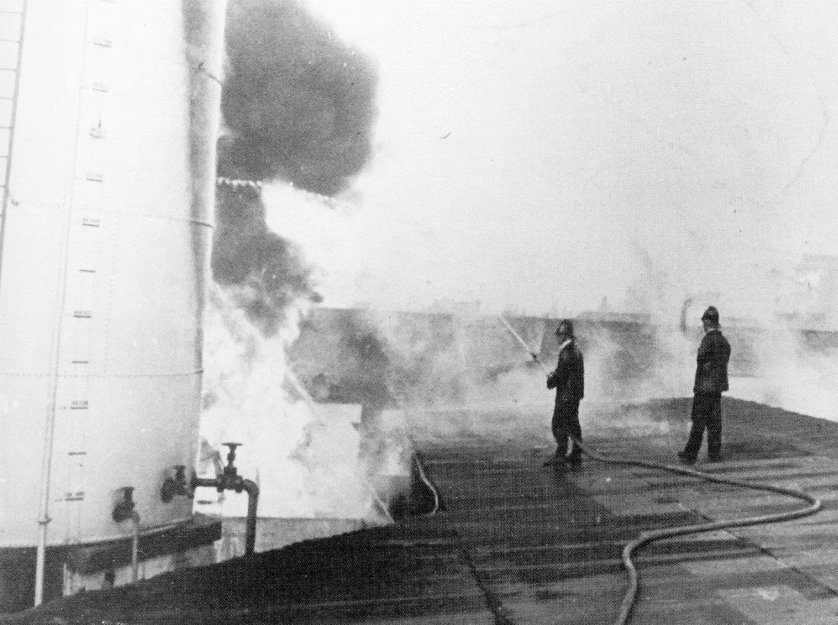 Incendio Gasómetro de Santiago, 1939 — Gasómetro de Santiago — 1939 | Chile de Ayer