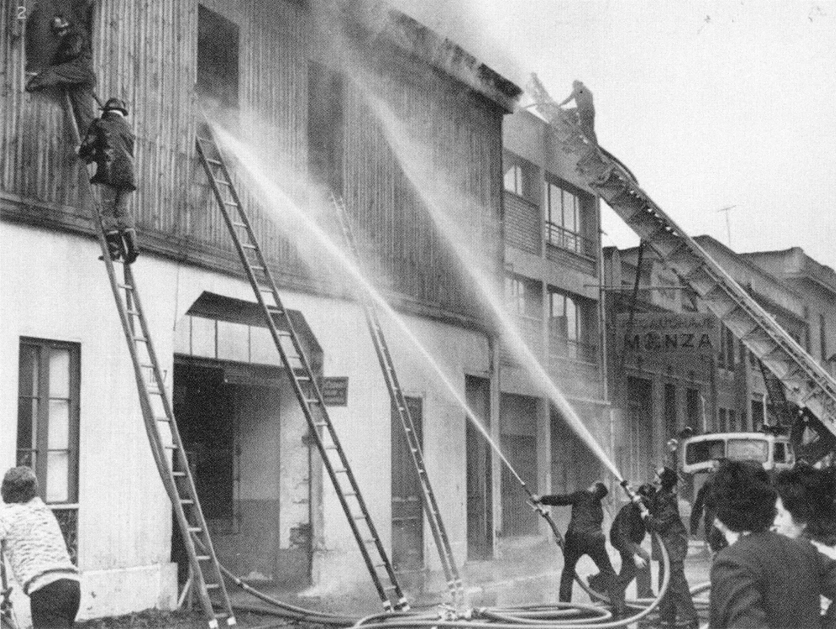 Incendio en  Barrio Brasil, 1977 — Barrio Brasil — 1977 | Chile de Ayer