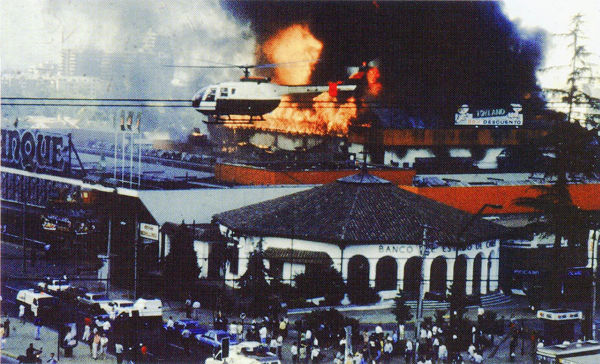 Incendio del Apumanque, 1992 — Apoquindo con Manquehue — 1992 | Chile de Ayer