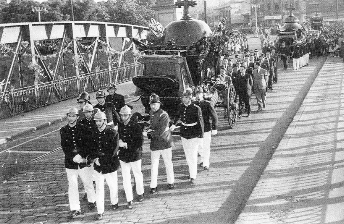 Cortejo fúnebre sobre el rio Mapocho,1962 — Puente Cal y Canto — 1962 | Chile de Ayer