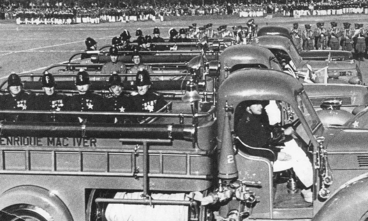 Carros bombas modelo Ford Waterous 1940 — Parque O'Higgins — 1940 | Chile de Ayer
