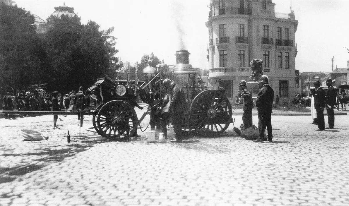 Carro bomba Merrywheather en 1874. — Tercera Compañía de Bomberos de Santiago — 1874 | Chile de Ayer