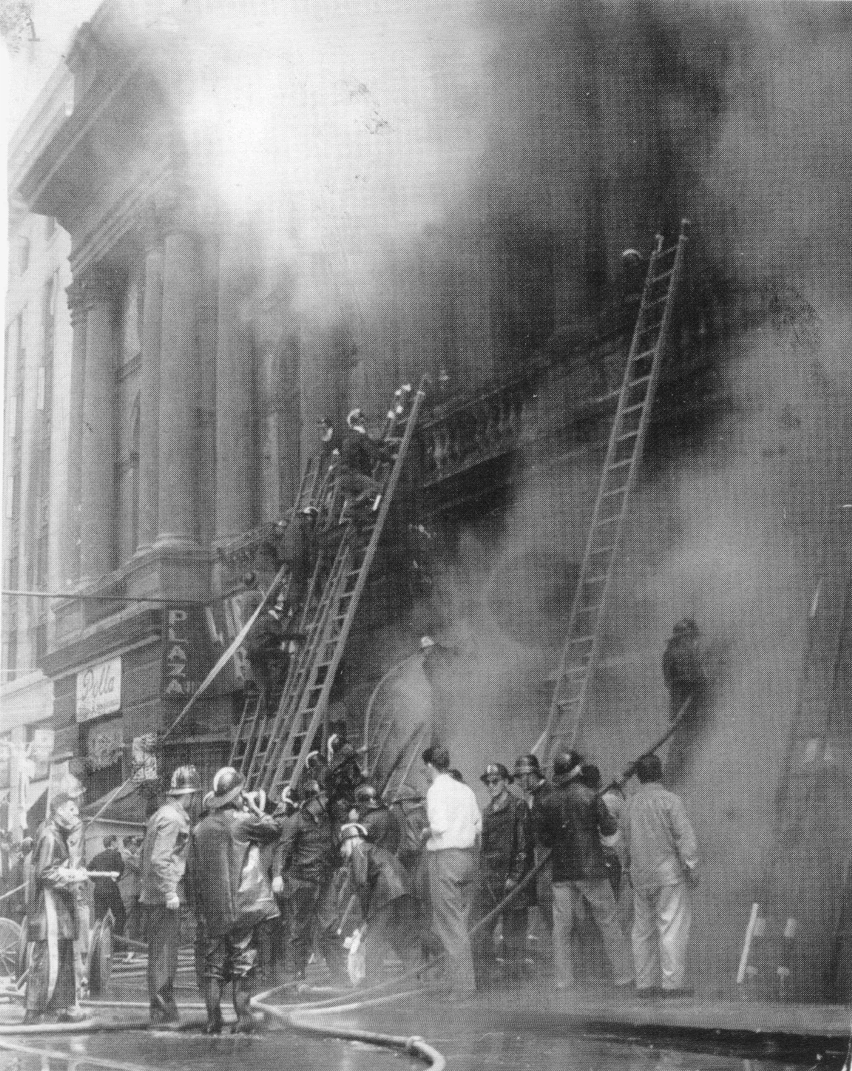 incendio Santiago Centro, 1961 — Plaza de Armas de Santiago — 1961 | Chile de Ayer