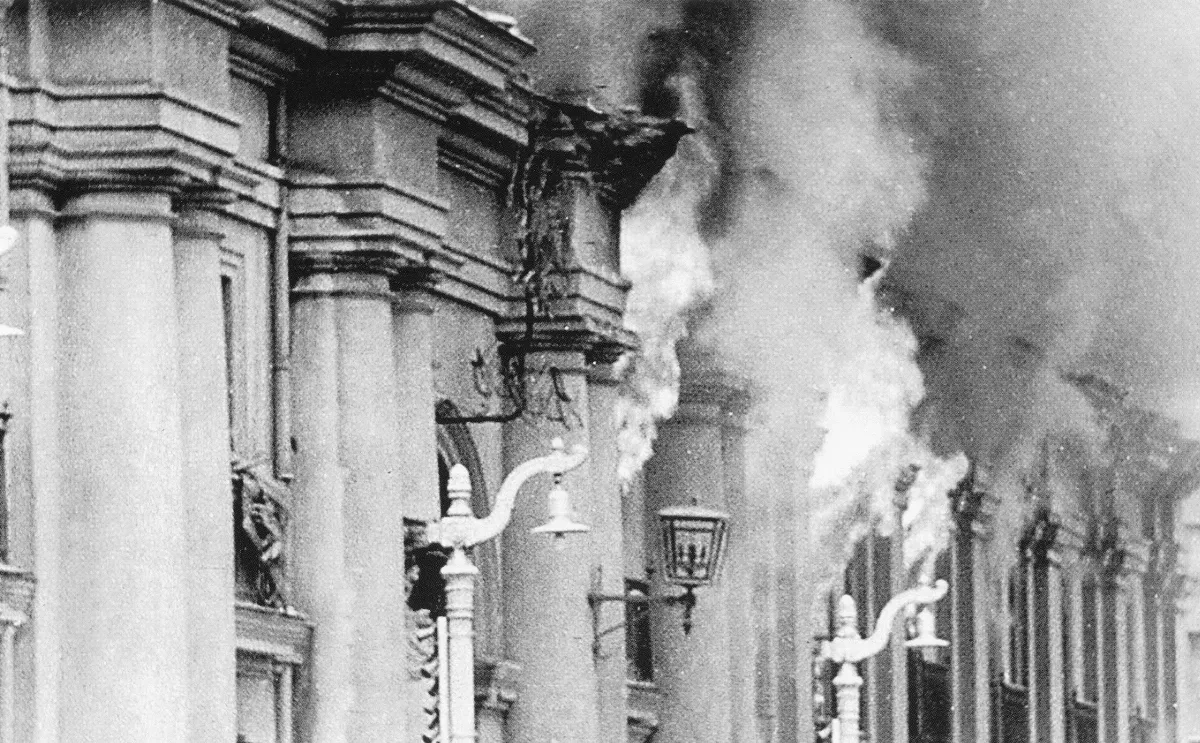 Incendio la moneda, 1973 — Palacio de La Moneda — 1973 | Chile de Ayer