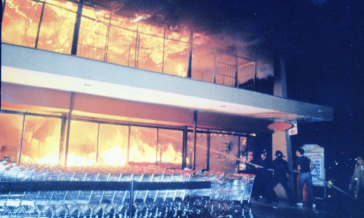 Incendio de Supermercado Almac, 1985 — Apoquindo con Manquehue — 1985 | Chile de Ayer
