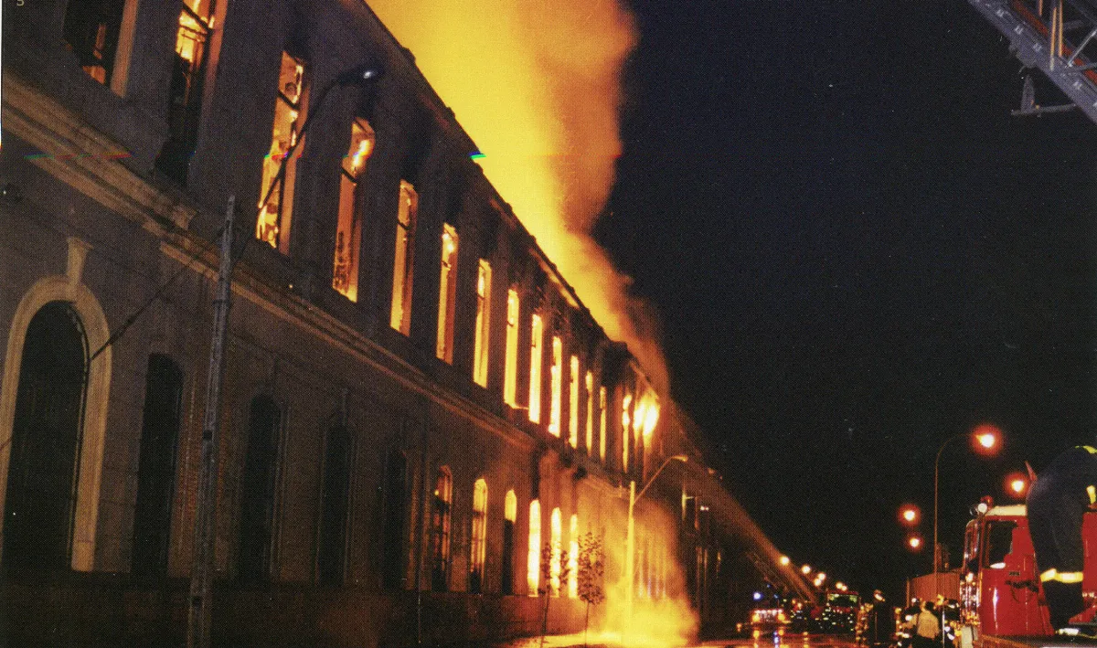Incendio del Museo Histórico y Militar del Ejército, 2000 — Museo Histórico y Militar del Ejército — 1999 | Chile de Ayer
