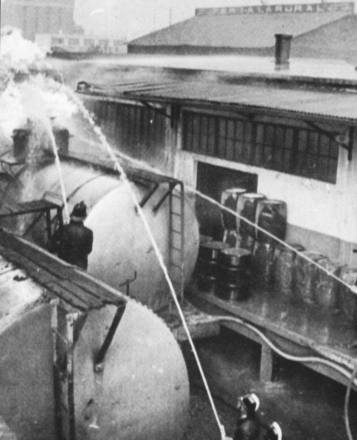 Incendio gasómetro 1939 — Gasómetro de Santiago — 1939 | Chile de Ayer