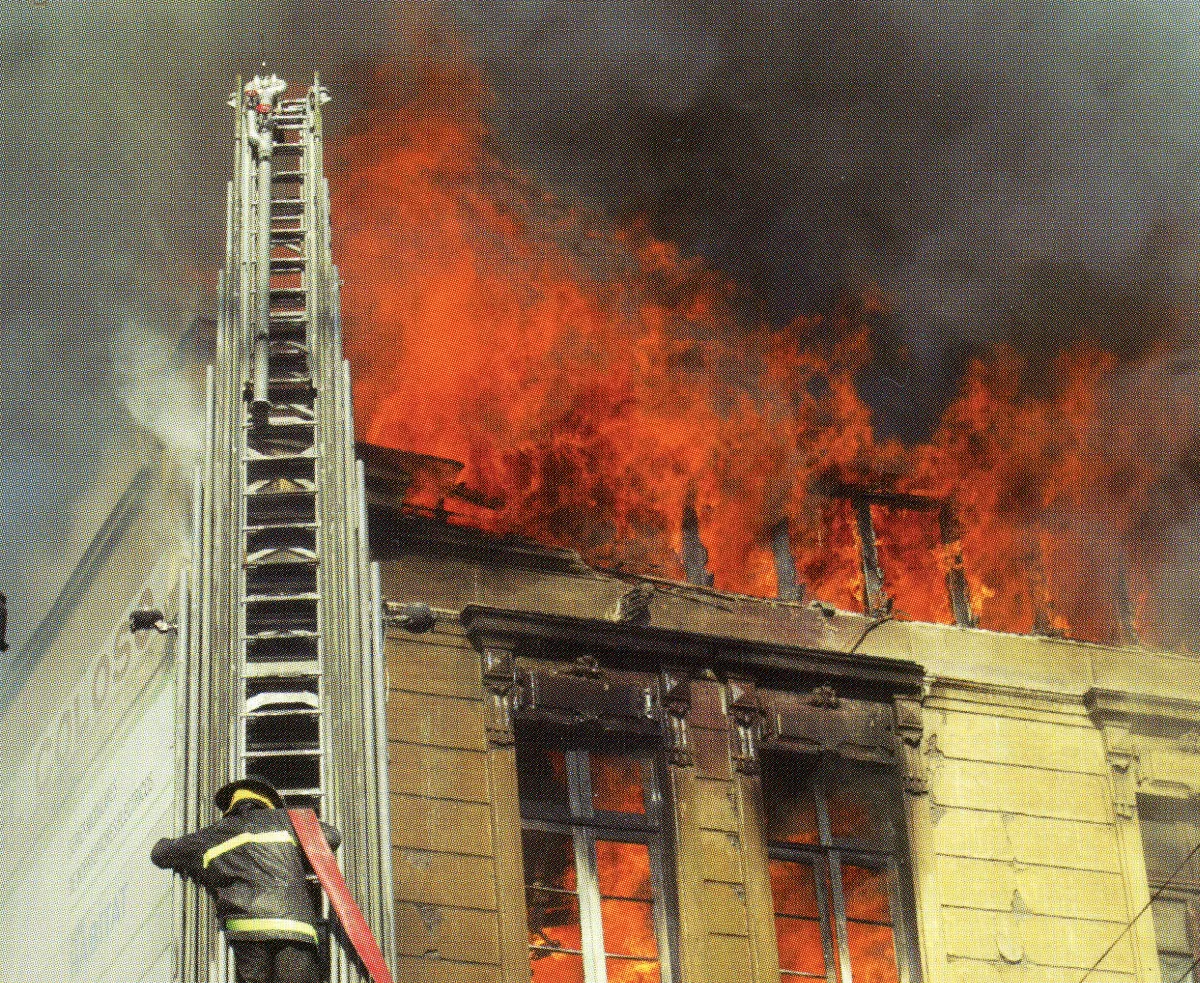 Incendio en Santiago centro 2005 — Calle San Pablo con Teatinos — 2004 | Chile de Ayer