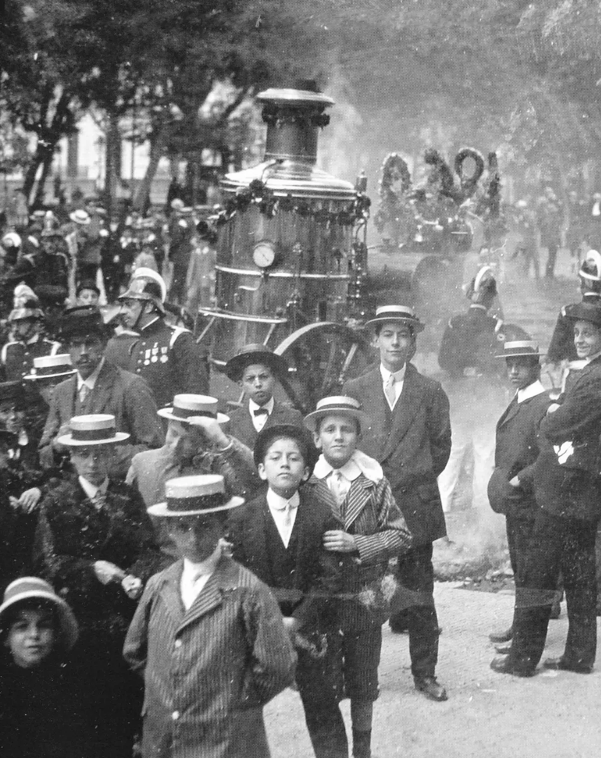 Bomba Ponka 1910 — Hacienda Los Dominicos — 1910 | Chile de Ayer