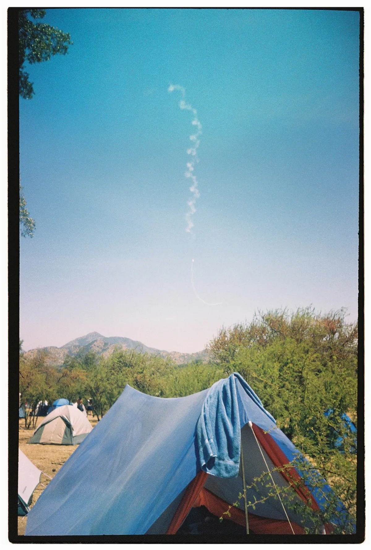 Bengala sobre carpa en Jamboree Scout Mundial, 1988 — Picarquín — 1988 | Chile de Ayer