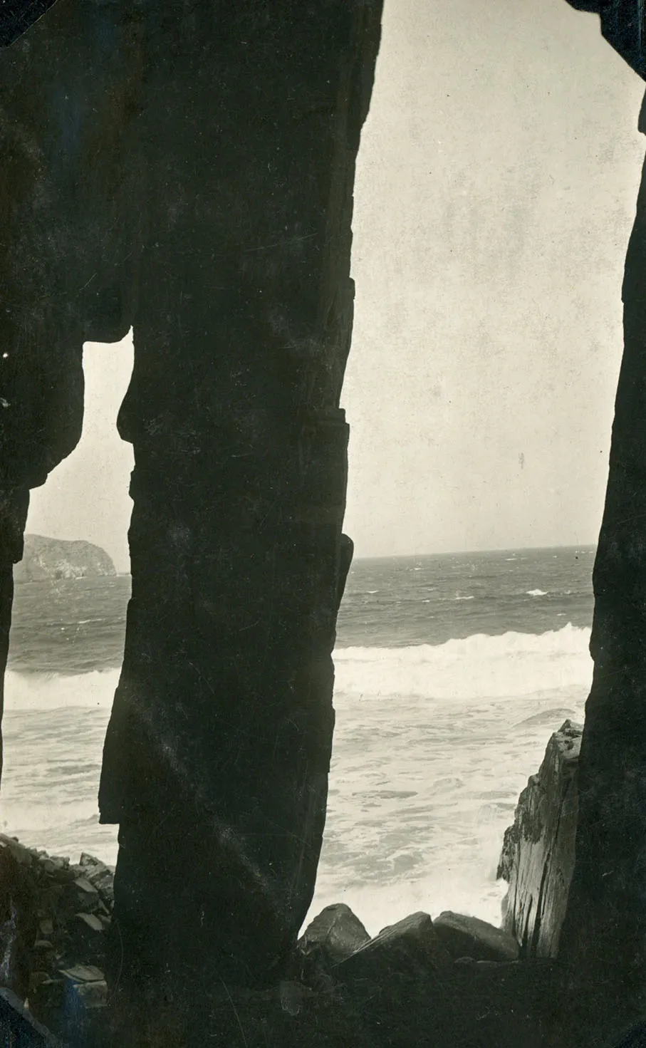Constitución en 1925 — Piedra de las Ventanas — 1925 | Chile de Ayer