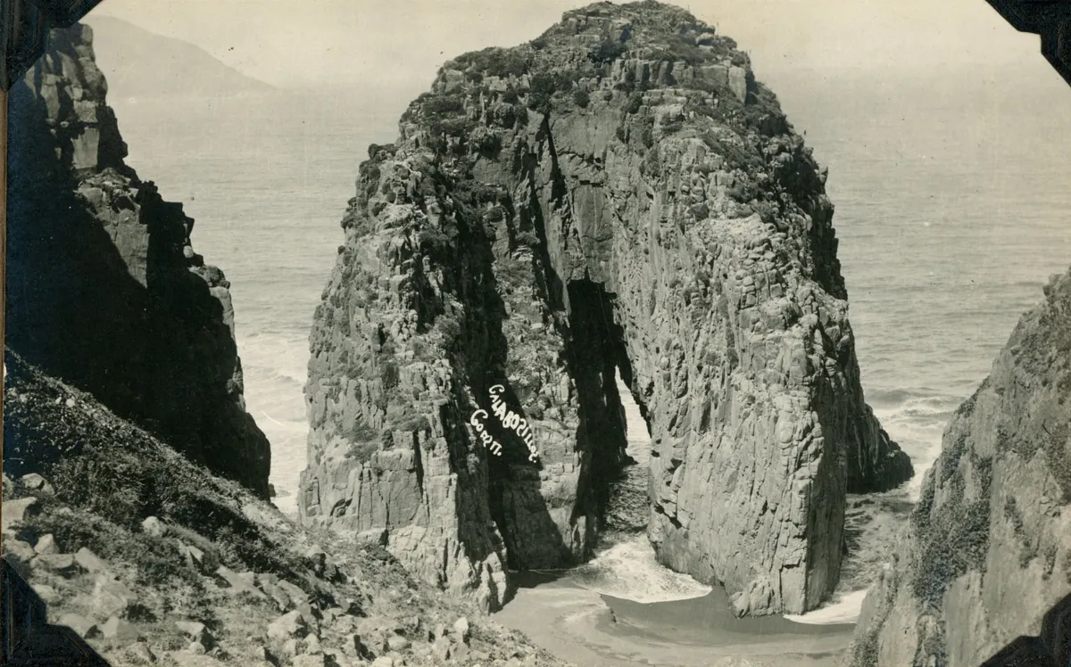 Constitución en 1925 — Piedra de la Iglesia — 1925 | Chile de Ayer