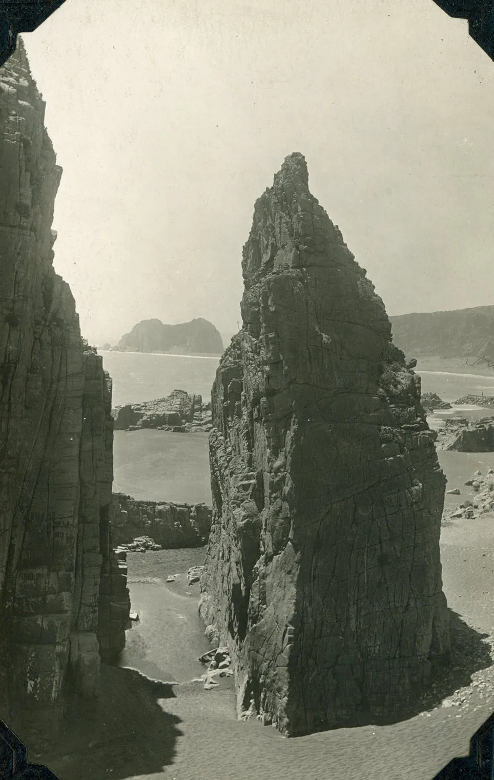 Constitución en 1925 — Piedra de la Iglesia — 1925 | Chile de Ayer
