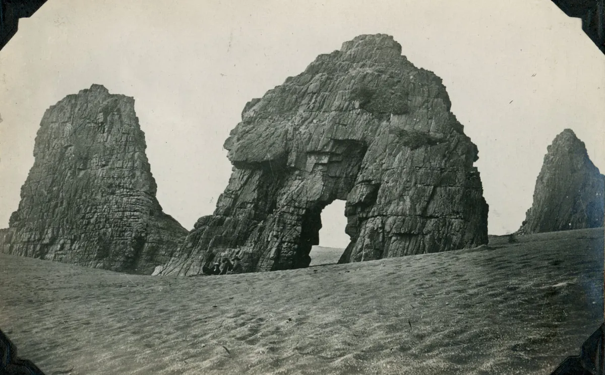 Constitución en 1925 — Piedra de la Iglesia — 1925 | Chile de Ayer